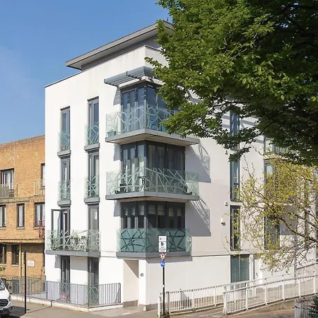 Modern, Fully Furnished Apartment With Ensuite, Private Balcony And Elevator In Notting Hill-3