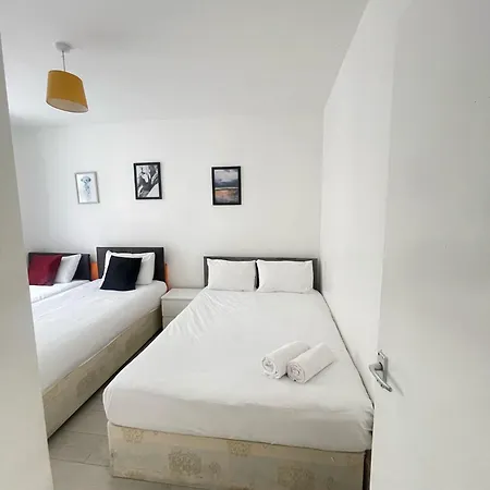 Lovely 2 Bed Flat 2 Floor Miles-3