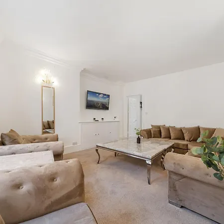 Prime Soho 3-Bedroom Apartment Steps From Piccadilly And Chinatown! No Lift 3Gh-3