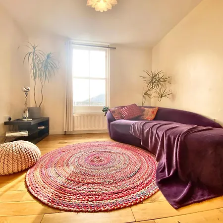 London'S Central East End 2 Bedroom City Apartments-2