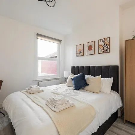 Modern 4 Bedroom House In Woodgreen-3