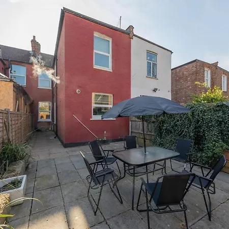Modern 4 Bedroom House In Woodgreen-2