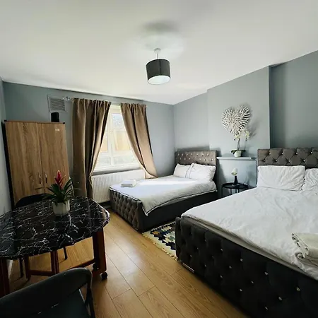 1 Bedroom Flat In Whitechapel, London-3