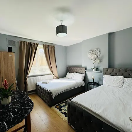 1 Bedroom Flat In Whitechapel, London-2