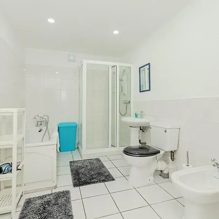 Large & Comfortable Room In A Vintage Victorian House-2
