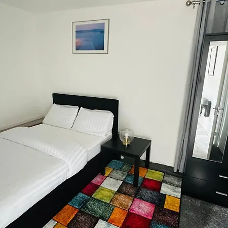 Cosy And Comfy Deluxe Entire Apartment-2
