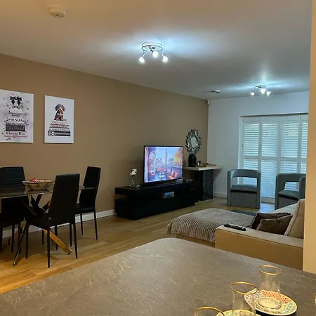 Modern 2-Bedroom Flat Near Wembley - 9 Minutes From Park Royal Station-3