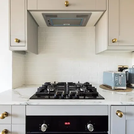 Luxurious 1-Bedroom Flat In Kensington Olympia-W14-2