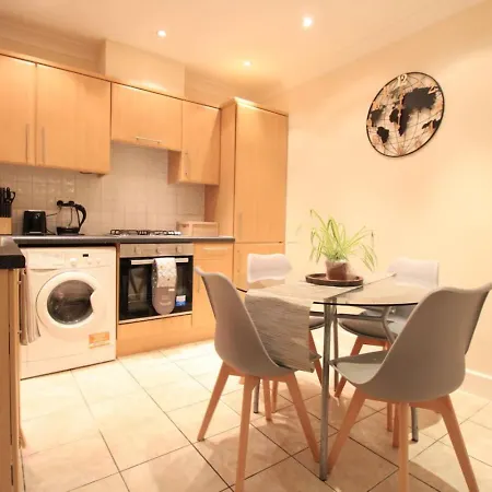 1-Bed Whitechapel Apartment Near Tube & Elizabeth Line Sleeps 4-2
