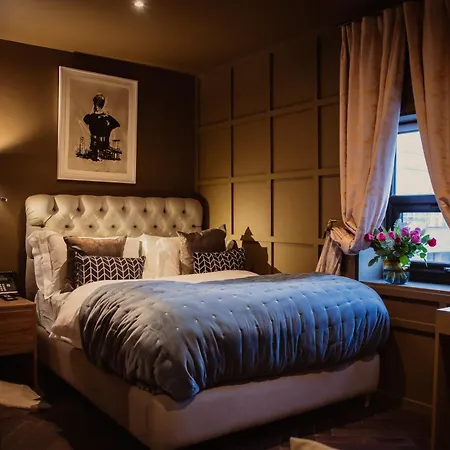 Studio Flat With Private Bathroom & Kitchenette-3