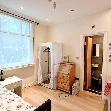 301 Self Contained Studio In Heart Of London-3