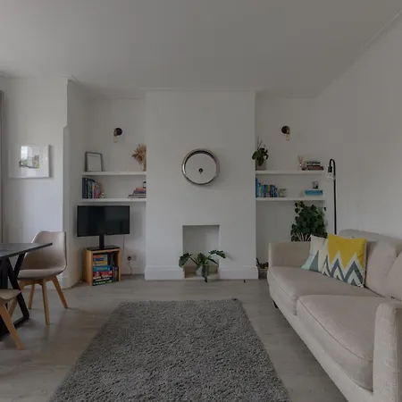 Bright And Stylish 2 Bedroom First Floor Flat-3