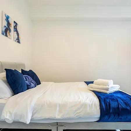 Stylish 2-Bed Flat In The Heart Of West Hampstead-3