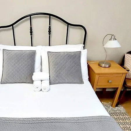 Cosy West London Apartment-2