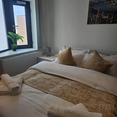 2 Bedroom, 2 Bathroom Apartment With Balcony In Hoxton, Zone 1, Sleeps 6-2