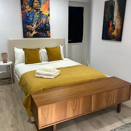 Large 3 Bedrm Apartment In Heart Of Theatre Land-3