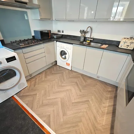 Luxury 4-Bedroom Apartment In Oxford Street-2