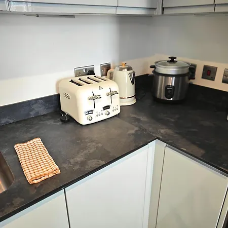 Luxury 4-Bedroom Apartment In Oxford Street-3