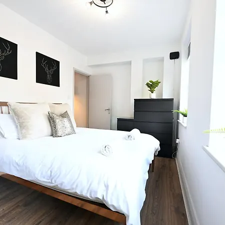 2 Bed Central City Zone 1 Close To All Attractions 1Min Walk To Tube-3