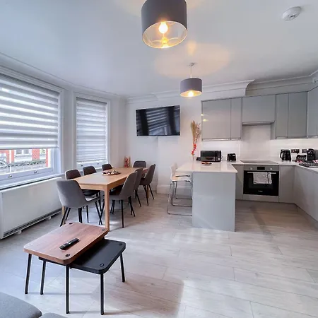 3-Bed Apartment In The Heart Of Fitzrovia-3