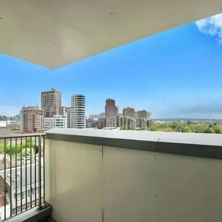 Stylish 2-Bed Flat With Parking-3