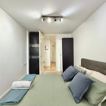 Stylish 2-Bed Flat With Parking-2