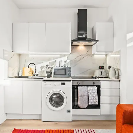 Modern Central London 4 Bed - Free Parking-2