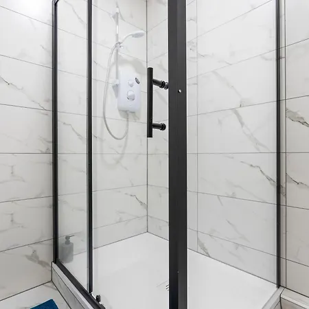 Modern Central London 4 Bed - Free Parking-3