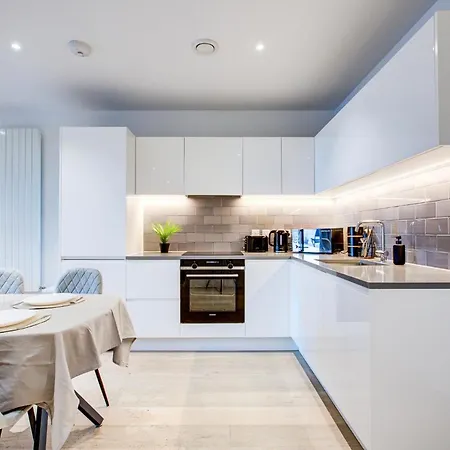 Royal Docks - Luxury 1 Bedroom Apartment-2