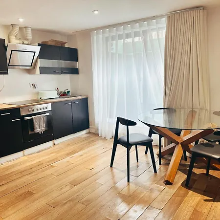Cosy Studio In Clapham Old Town-3
