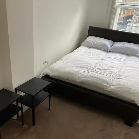 Cosy Modern 2 Bedroom Trafalgar Square Apartment-3