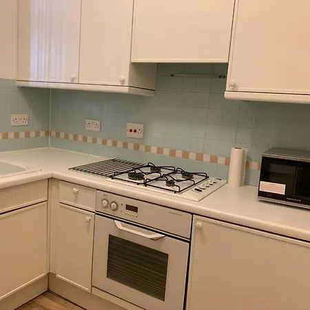 Cosy Modern 2 Bedroom Trafalgar Square Apartment-2