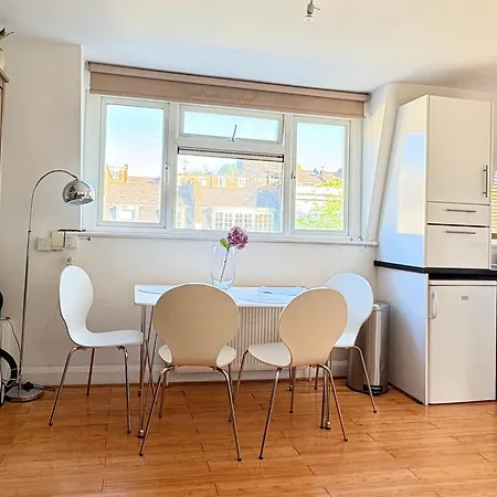 Bright 1 Bedroom Central London-2