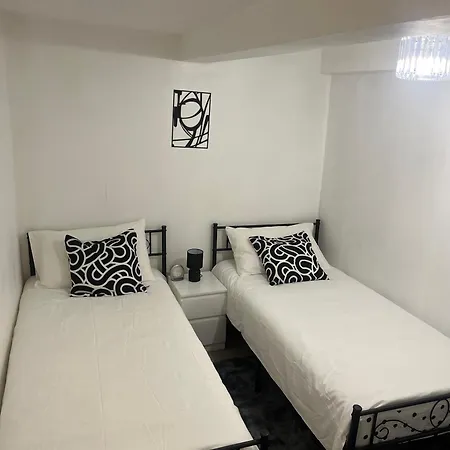 Cozy Two Bedroom Flat 1 Minute From Forest Hill Train Station-3