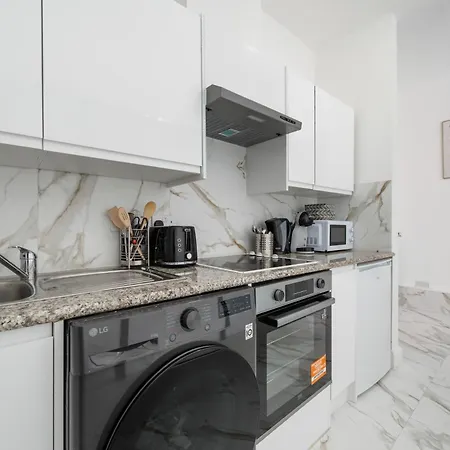 Chic 1-Bed Flat In The Heart Of Soho Wardour Street! No Lift 1Wd-2