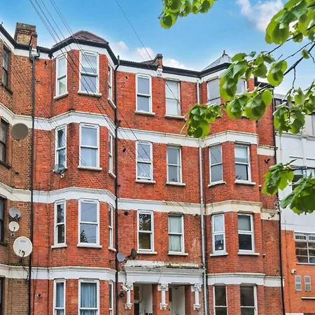 Ground Floor Apartment Sleeps 4, London Zone 2 Close To Central Victoria Line-2