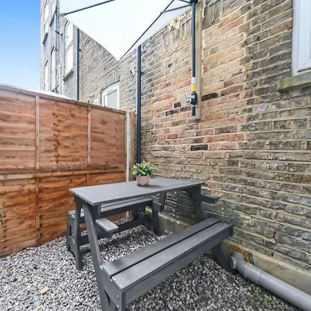 Ground Floor Apartment Sleeps 4, London Zone 2 Close To Central Victoria Line-3