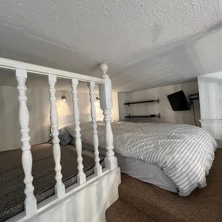 Mezzanine Studio Flat In Putney-2