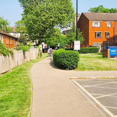3Bed 2Bath House-Free Parking-Fast Wifi-Garden-Entire Home-2Mins From Train Station-Sleeps 6-3