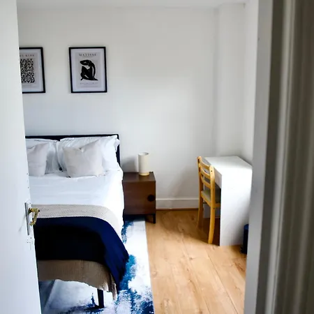 Spacious 2 Bed Apartment, 8Min To Stratford Station, Sleeps 6-2