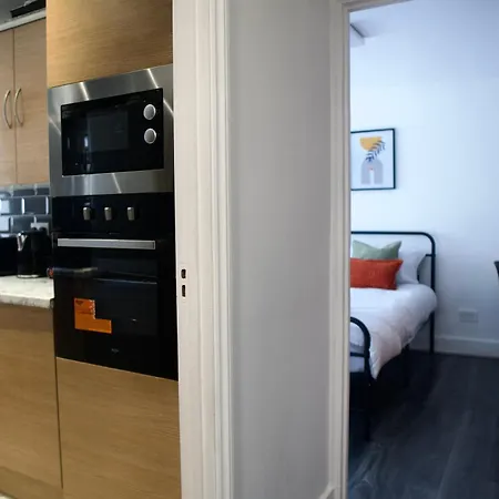 Spacious 2 Bed Apartment, 8Min To Stratford Station, Sleeps 6-3