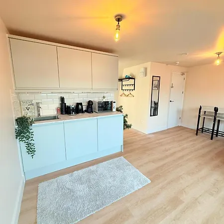 Tooting Broadway Guest Studios-2