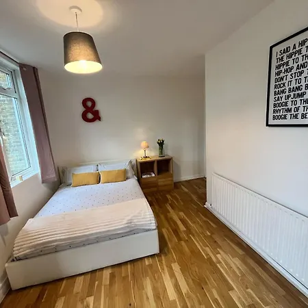 Charming 1-Bedroom Apartment Southfields, London-3