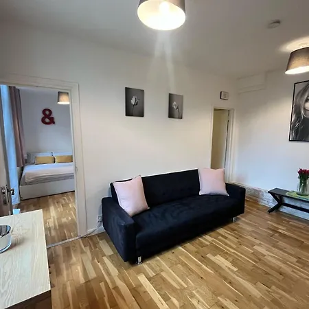 Charming 1-Bedroom Apartment Southfields, London-2