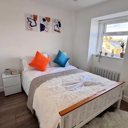 Penthouse Loft Suite In Putney, Ps5, 60"Tv, Netflix, Sleeps 6, Ideal For Relocators And Professionals-3
