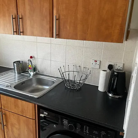 Cozy Two Bedroom Flat 1 Minute From Forest Hill Train Station-2