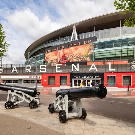 Stylish 2-Bed Retreat Steps From Emirates Stadium-3