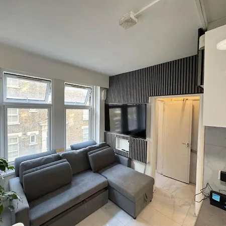 Nice 2 Bedroom Flat On First Floor-3