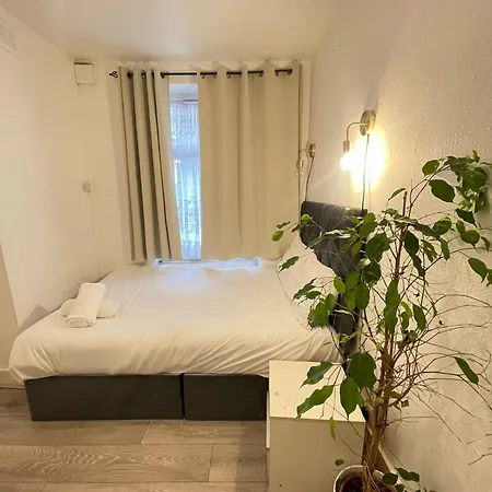 2 Bedroom Flat Ground Floor Nw1-3