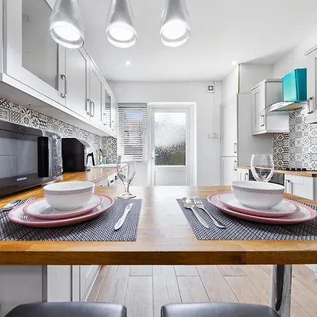 Bromley 2 Bed House With Free Parking, 30 Mins To Central London, Sleeps 6-2